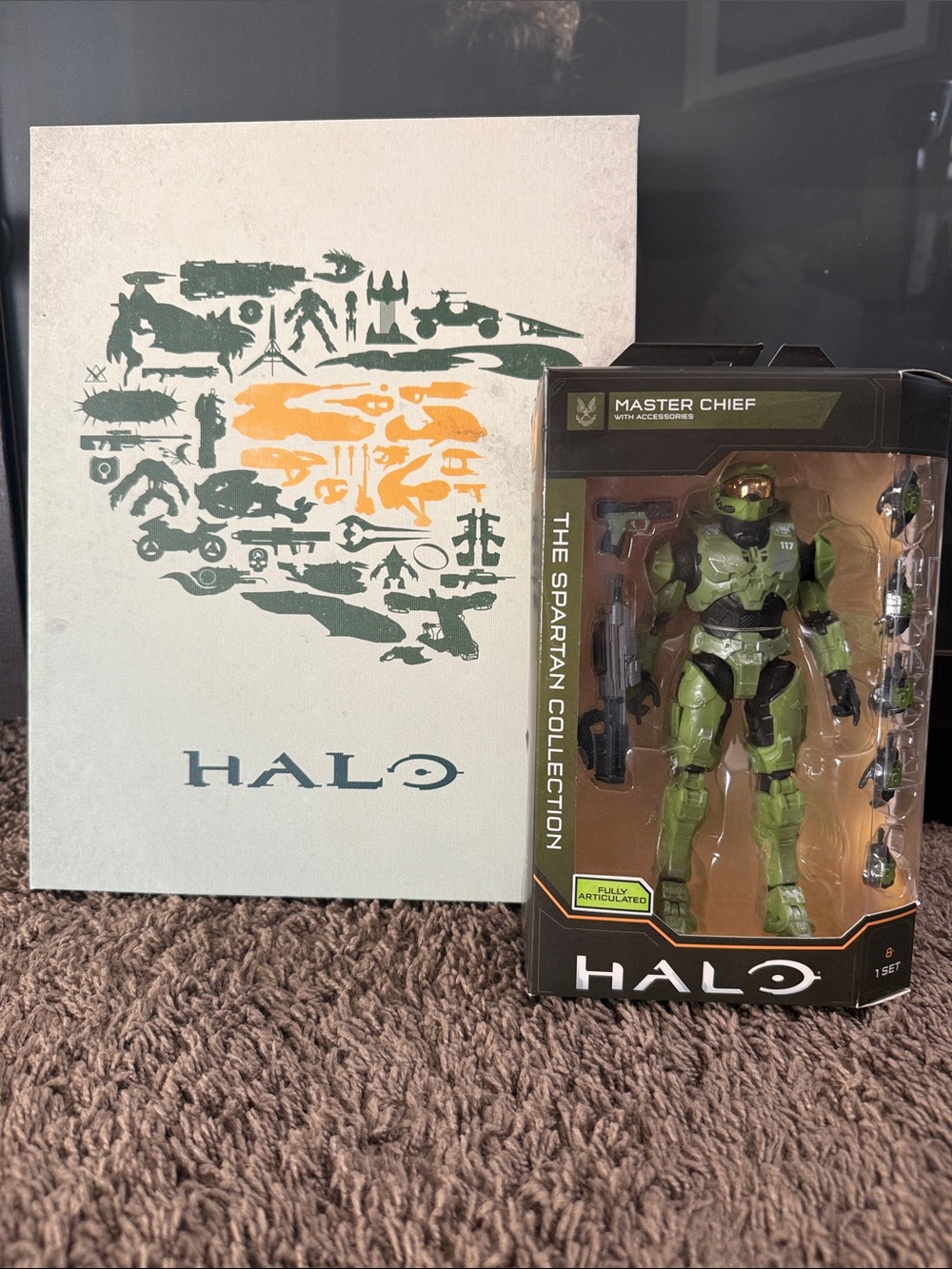 Halo Spartan Collection Master Chief Figure & Halo Canvas Print
